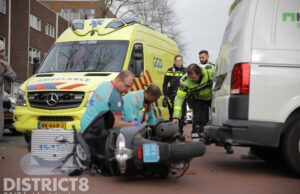 Brommerrijdster gewond bij botsing nadat busje uitparkeerd Chicagostraat Den Haag
