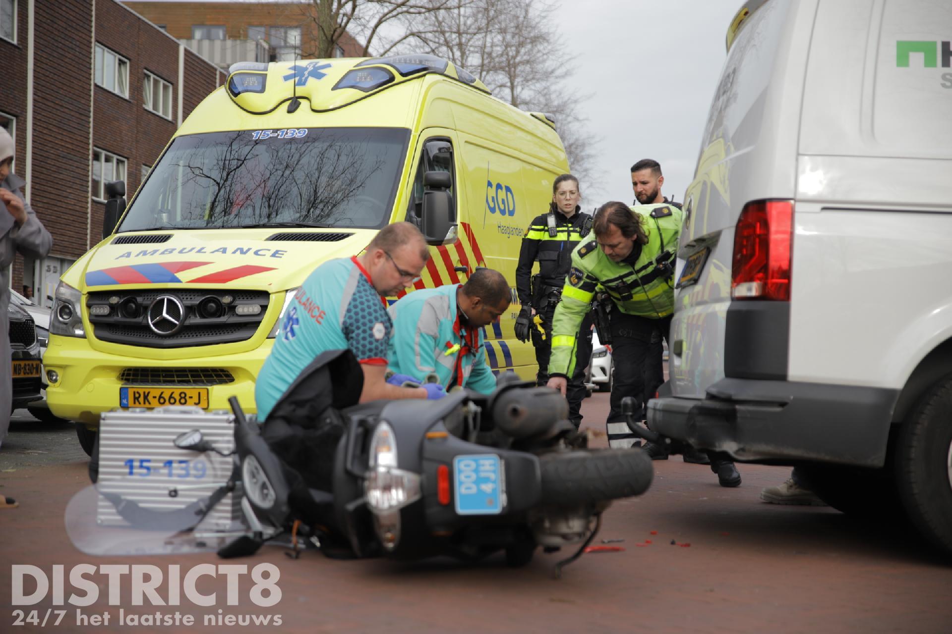 Bromfietser gewond bij aanrijding nadat busje Chicagostraat Den Haag verlaat