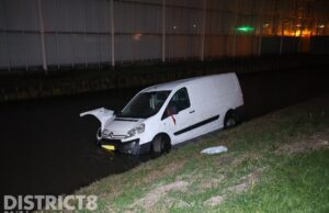 Busje rijdt water langs Westlandroute / N222 in Naaldwijk