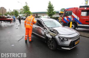 Flinke schade na botsing tussen auto en vrachtwagen Zichtenburglaan Den Haag