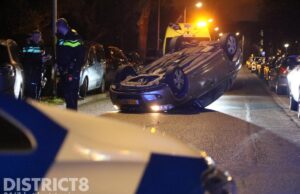Auto over de kop na aanrijding met geparkeerde auto’s Guntersteinweg Den Haag