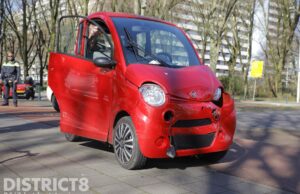 Flinke schade na botsing tussen busje en brommobiel Heiloostraat Den Haag