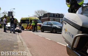Scooterrijder ziet afslaande auto over het hoofd en raakt gewond Stalpaert van de Wieleweg Delft