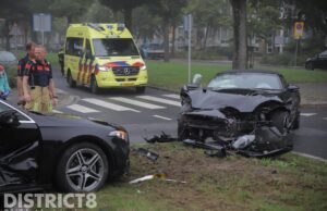 Dure schade na botsing tussen twee autos Meppelweg Den Haag
