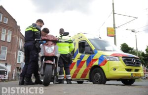 Scooterrijder gewond na botsing met auto Weteringkade Den Haag