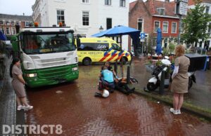 Bestuurder van bezorgscooter gewond na ongeval met vrachtwagen Hooistraat Den Haag