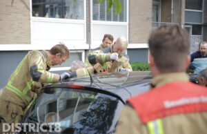 Kindje vast in auto nadat deur in het slot valt Schrijnwerkersgaarde Den Haag