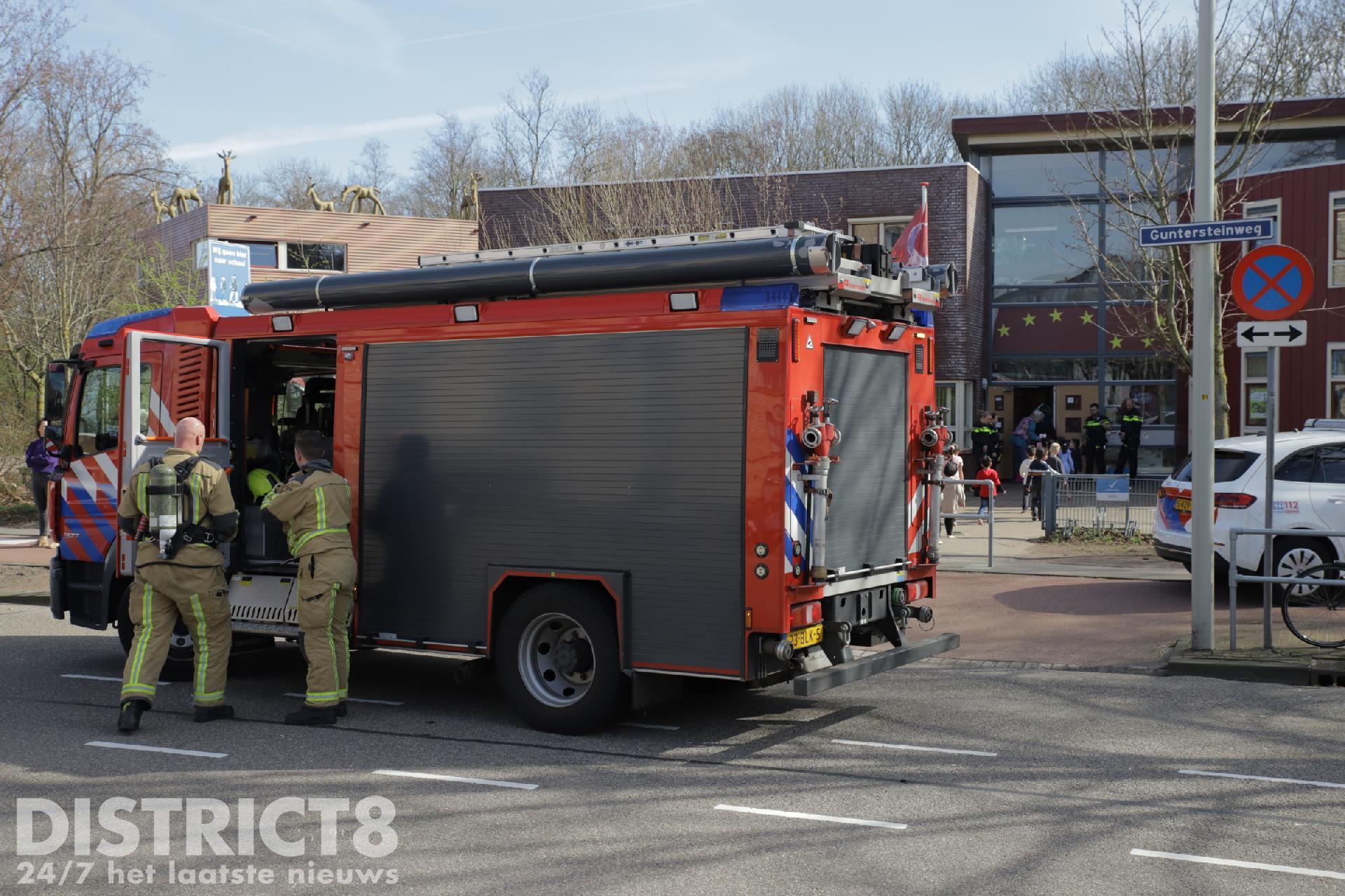 Kinderen op straat na de brand op basisschool Guntersteinweg in Den Haag