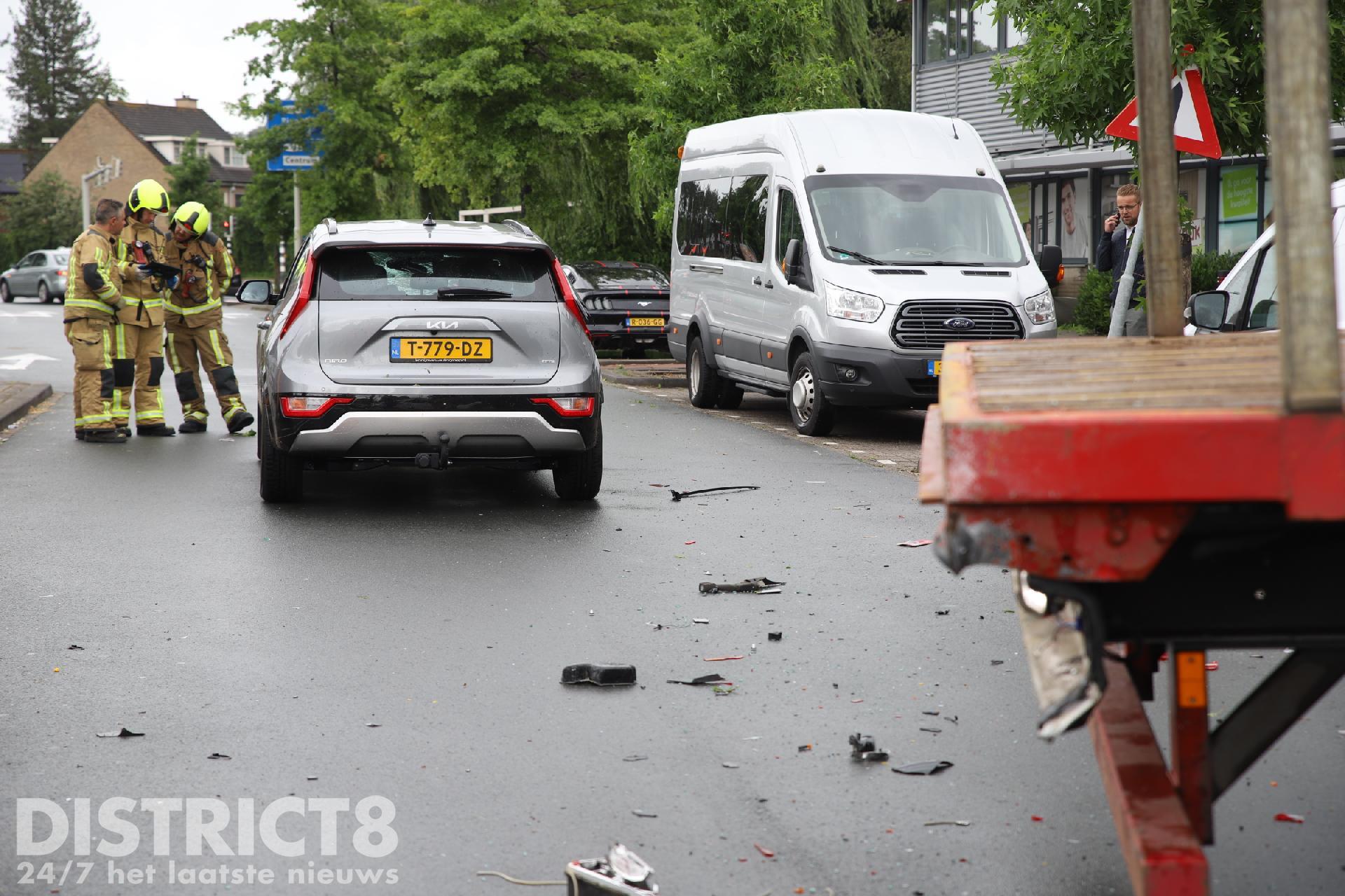 Flinke Schade Na Botsing Tussen Auto En Vrachtwagen Zichtenburglaan Den ...