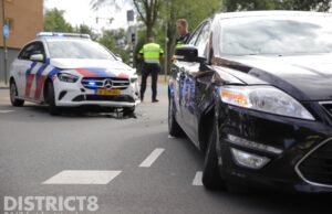 Politieauto tijdens achtervolging in botsing met personenauto Hengelolaan Den Haag