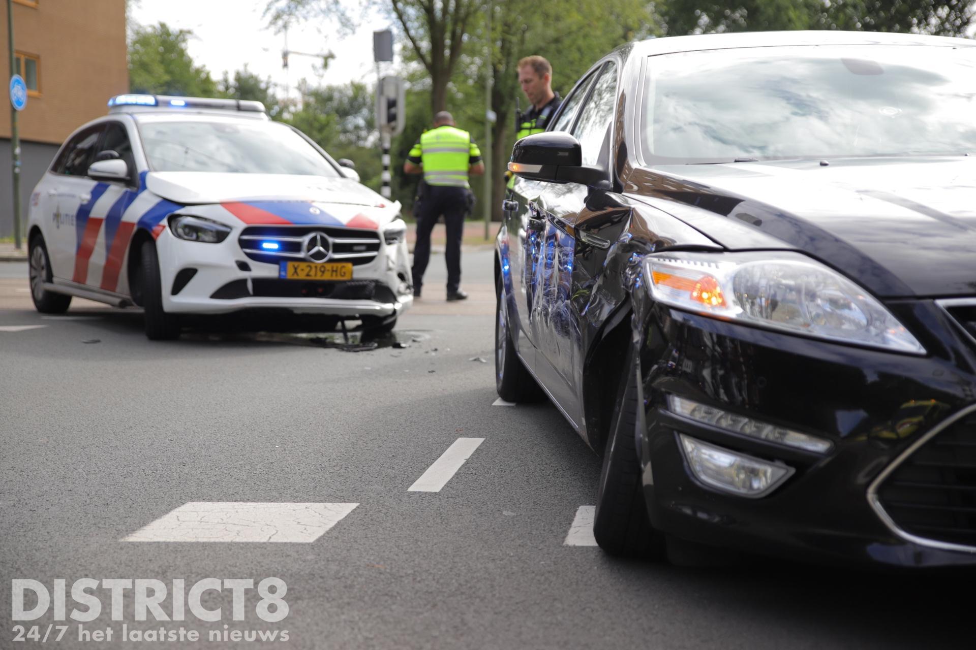 Een politieauto kwam in botsing met een personenauto Hengelolaan Den Haag