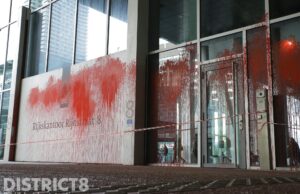 Ministerie besmeurd met rode verf Rijnstraat Den Haag