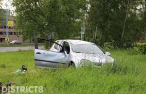 Automobilist over de kop Zuidweg Zoetermeer