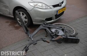 Automobilist ziet fietsster over het hoofd Soetsdijkseplein Den Haag