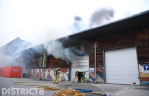Zeer grote brand in bedrijfspand Leeuwenstein Delft