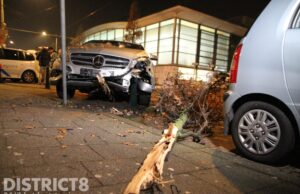 Auto knalt boom omver bij aanrijding Hobbemastraat Den Haag