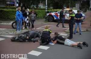 Scooterrijder gewond na botsing met automobilist Erasmusweg Den Haag