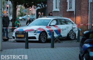 Twee politiewagens zwaar beschadigd na aanrijding Anna Bijnslaan Den Haag