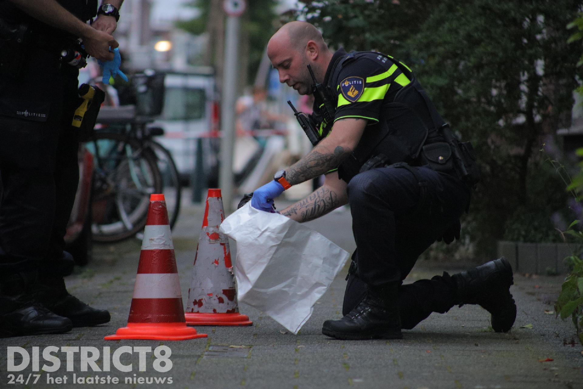 De politie doet onderzoek naar de explosie van een explosief in de Hazelaarstraat Den Haag