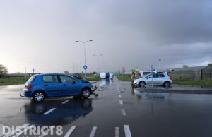 Busje op zijn kant na botsing tussen drie voertuigen Zijdeweg Pijnacker