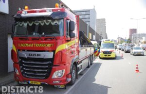 Schade bij vrachtwagen en taxi tijdens zijdelingse verplaatsing Neherkade Den Haag