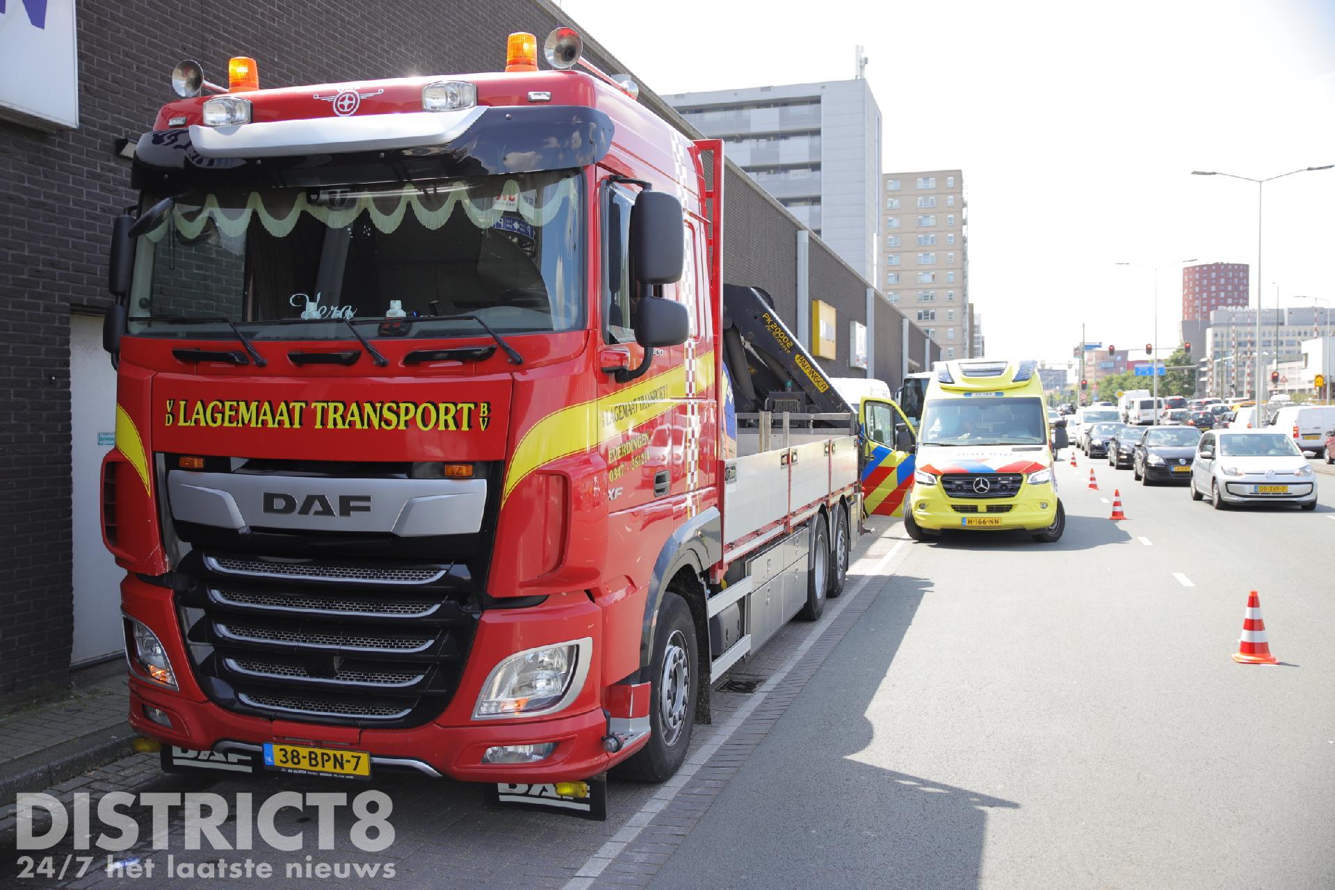 Schade aan vrachtwagens en taxi’s tijdens dwarsverkeer Neherkade Den Haag